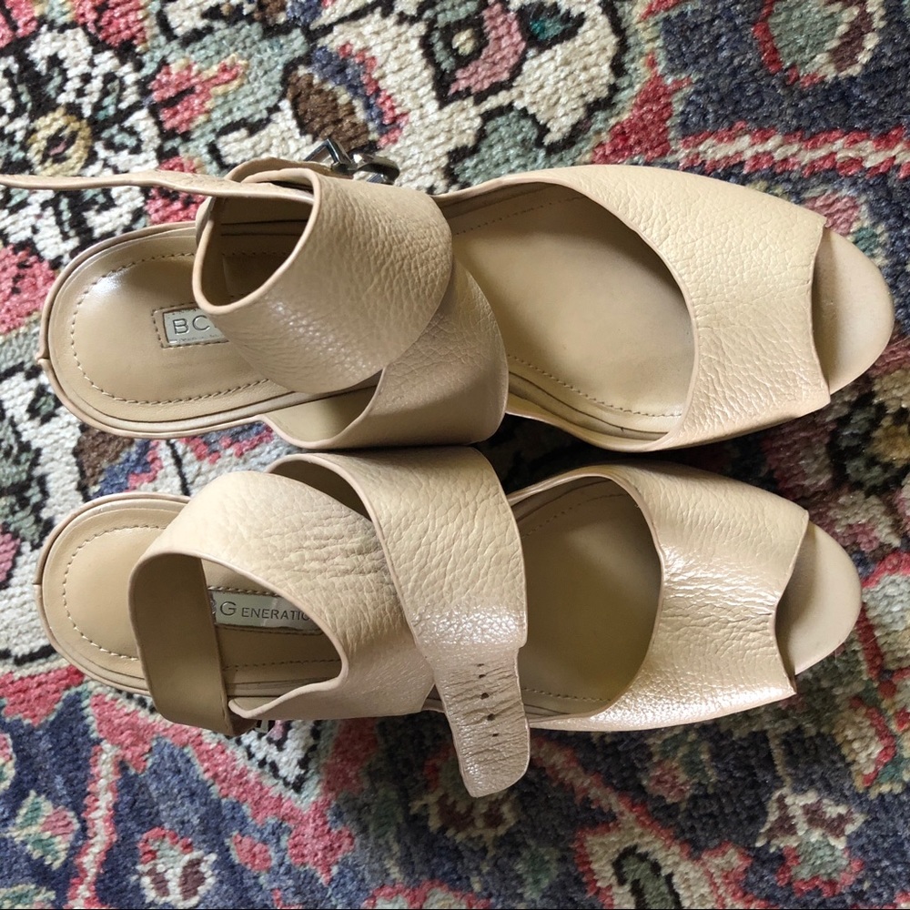 BCBGeneration sz 7.5 tan leather platform sandals